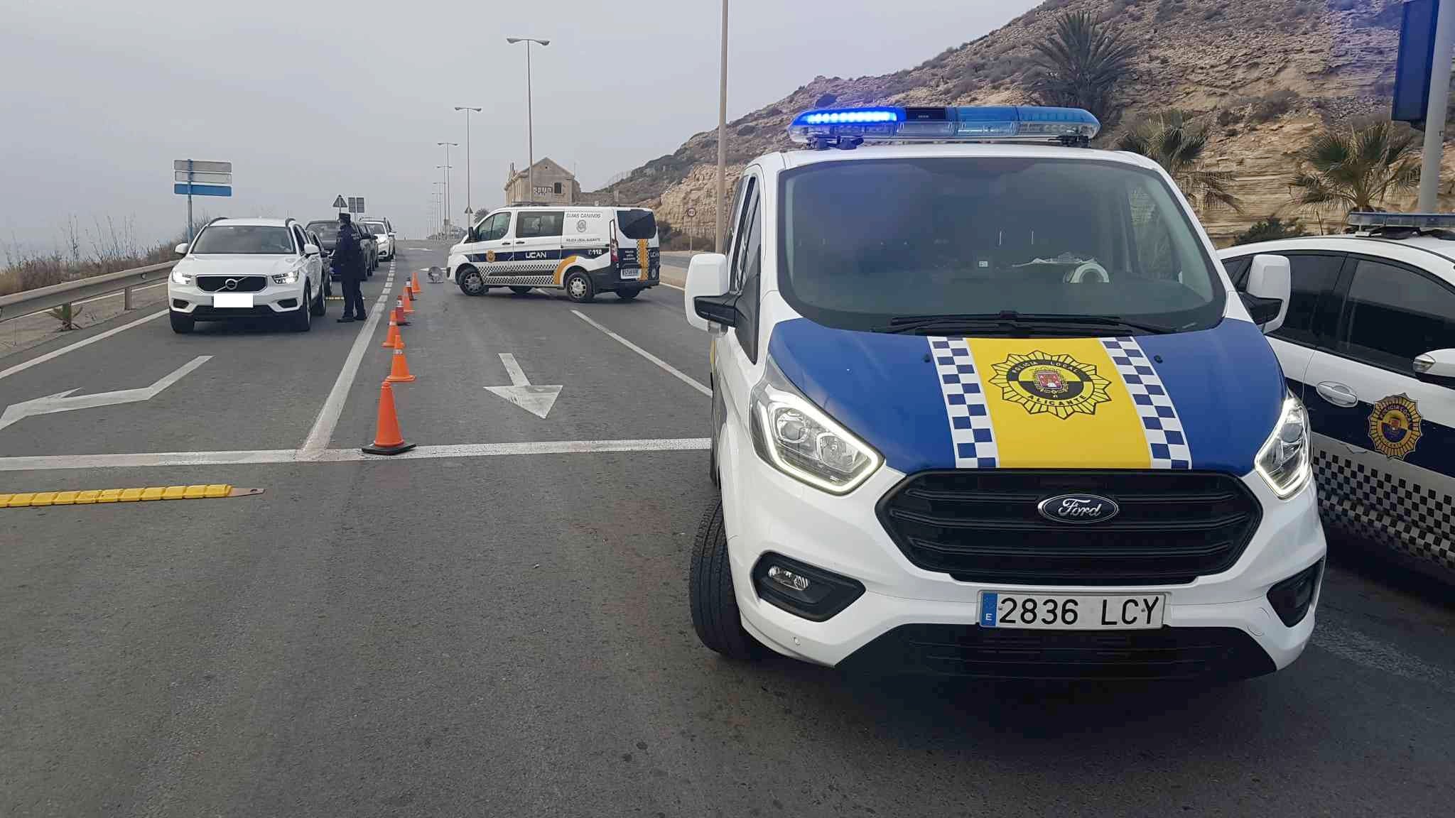 La Policía Local de Alicante disuelve doce fiestas en viviendas e impone un centenar de multas por desobediencia La Policía Local de Alicante disuelve doce fiestas en viviendas e impone un centenar de multas por desobediencia
