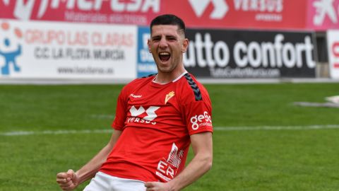 Alberto Toril celebra un gol con la camiseta del Real Murcia