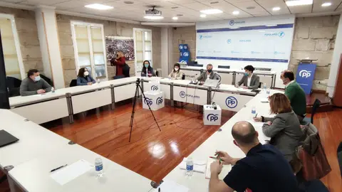 PP durante a reunión con traballadores de Ence Sede do Partido Popular na provincia de Pontevedra