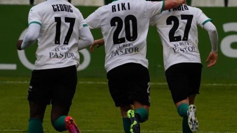 Celebraci&oacute;n de un gol en el Racing 3 - Laredo 1. Segunda B