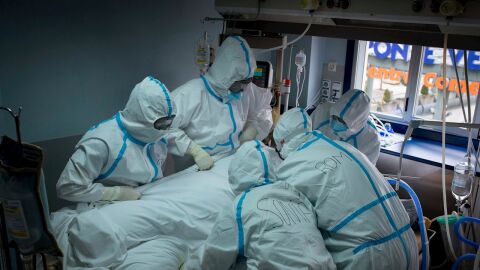 Sanitarios atienden a un paciente covid