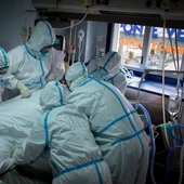 Sanitarios atienden a un paciente covid Sanitarios atienden a un paciente covid