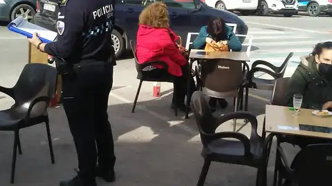 El Gobierno Vasco contrata mediadores para intentar que los clientes de la hostelería cumplan las normas Covid El Gobierno Vasco contrata mediadores para intentar que los clientes de la hostelería cumplan las normas Covid