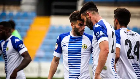 Raúl y Benja celebran el gol ante el Ibiza. Raúl y Benja celebran el gol ante el Ibiza.