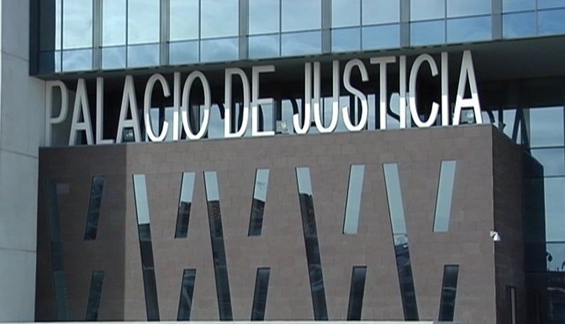 Prisión permanente revisable para la madre que acuchilló a su bebé en Gijón Prisión permanente revisable para la madre que acuchilló a su bebé en Gijón