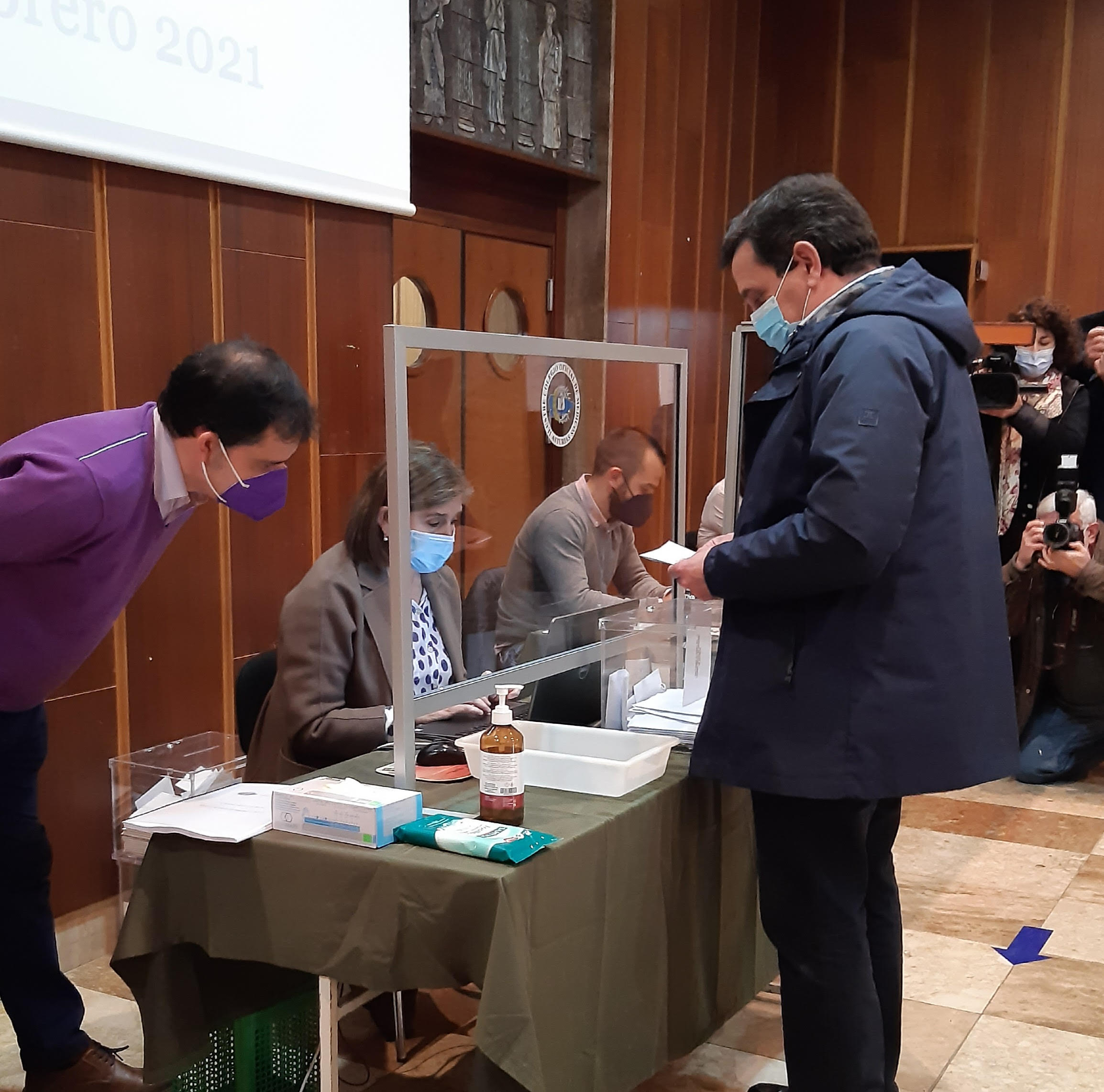 Luis Antuña, nuevo Presidente del Colegio de Médicos: "Tenemos que acaba casi sin virus la tercera ola" Luis Antuña, nuevo Presidente del Colegio de Médicos: "Tenemos que acaba casi sin virus la tercera ola"