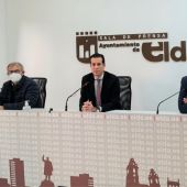 En el centro, el alcalde de Elda, Rubén Afaro, en la presentación del plan de inversiones.