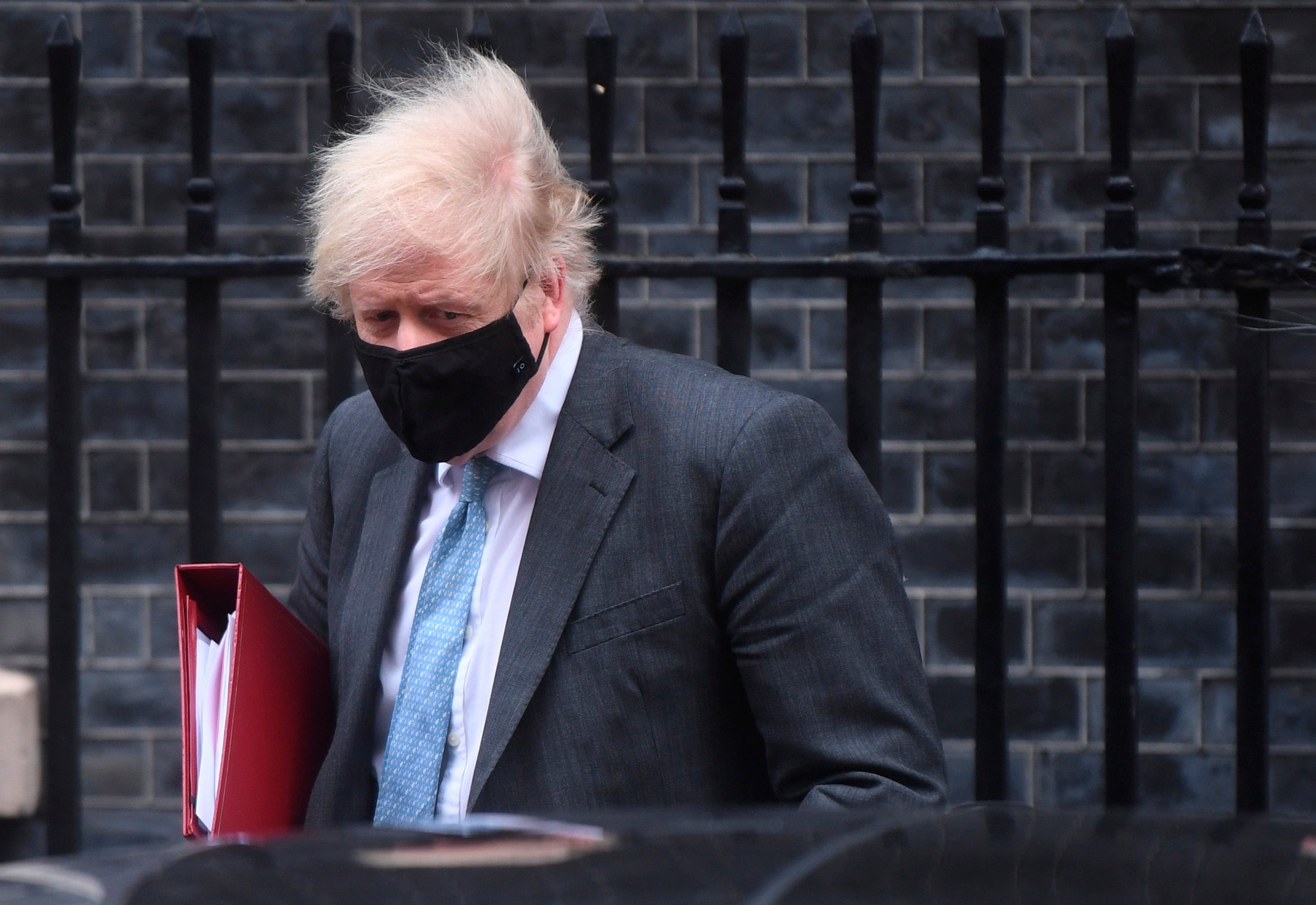 Boris Johnson sale a correr con zapatos y camisa y revoluciona las redes Boris Johnson sale a correr con zapatos y camisa y revoluciona las redes