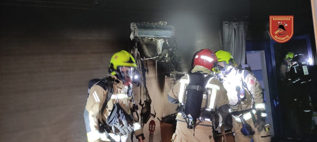 Un detector de humos alerta de un fuego a los residentes de una vivienda de Alicante Un detector de humos alerta de un fuego a los residentes de una vivienda de Alicante