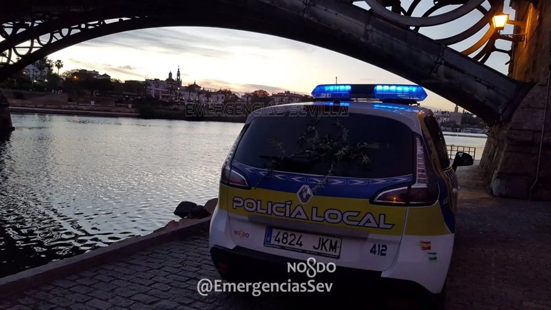 Vehículo de la Policía Local bajo el Puente de Triana