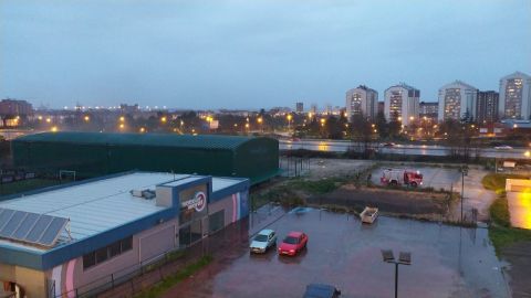 Incendio en los exteriores de las viejas instalaciones del Soccer Wolrd en Gij&oacute;n 