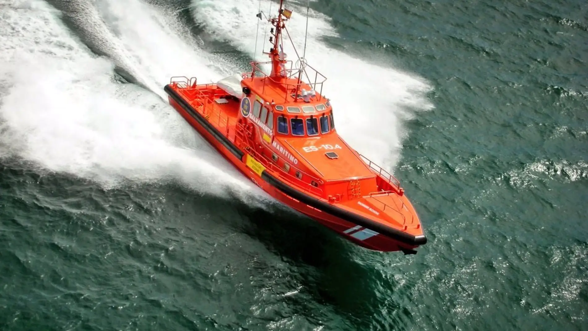Salvamento Marítimo auxilia a cinco personas cuyo velero ha volcado frente al Portitxol
