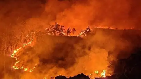 Incendio en los montes de Cantabria Incendio en los montes de Cantabria