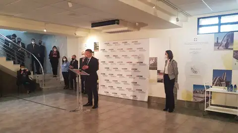 Puig preocupado ante una posible cuarta ola por la cepa británica Puig junto a la ministra Reyes Maroto