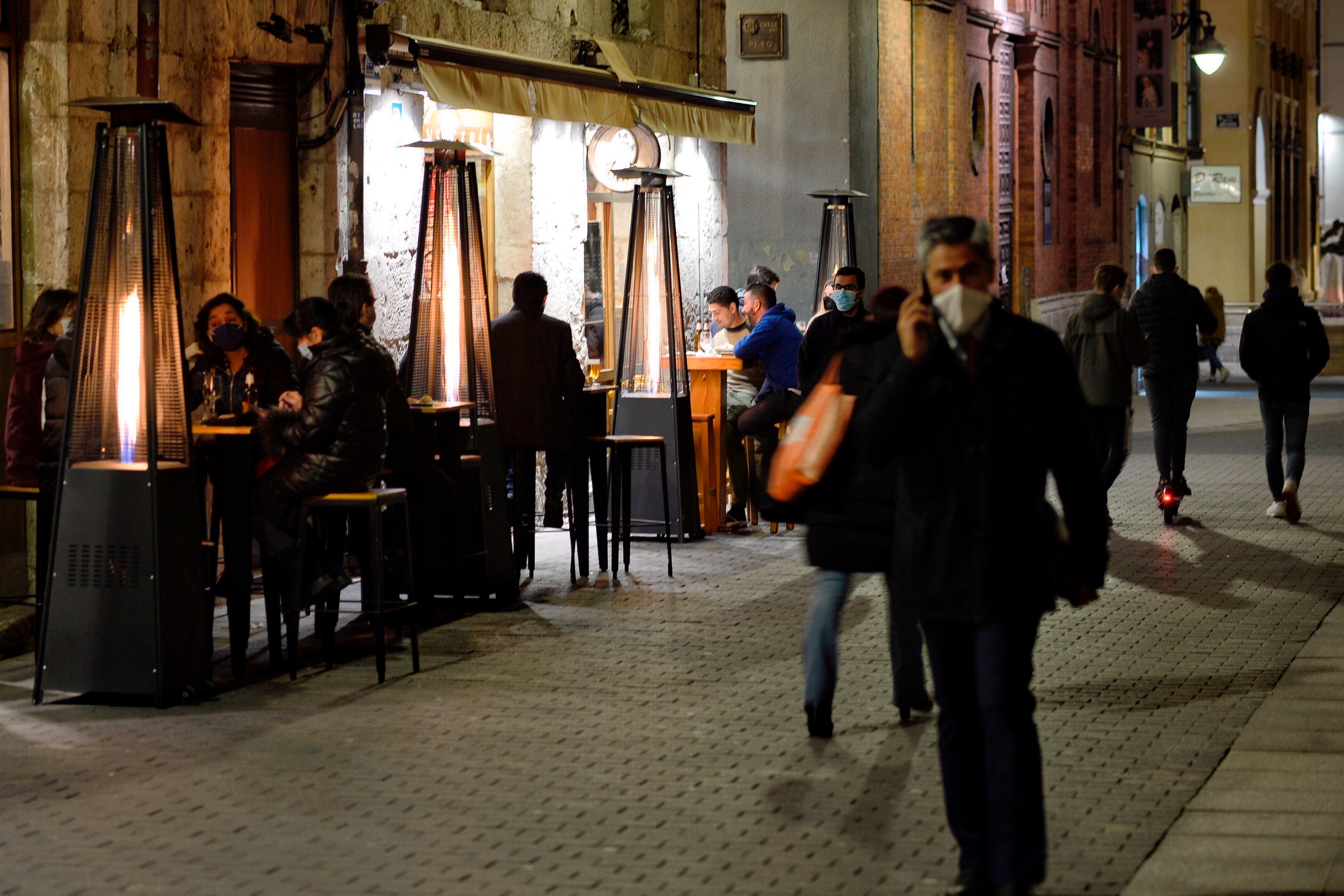 Castilla y León alivia las restricciones a bares y restaurantes y mantiene el resto en vigor: estas son todas las medidas Castilla y León alivia las restricciones a bares y restaurantes y mantiene el resto en vigor: estas son todas las medidas