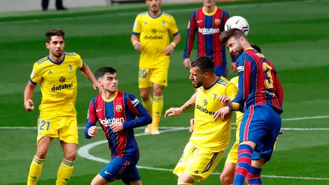 Los jugadores del Barça y del Cádiz se disputan un balón Los jugadores del Barça y del Cádiz se disputan un balón