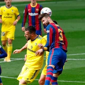 Los jugadores del Barça y del Cádiz se disputan un balón Los jugadores del Barça y del Cádiz se disputan un balón