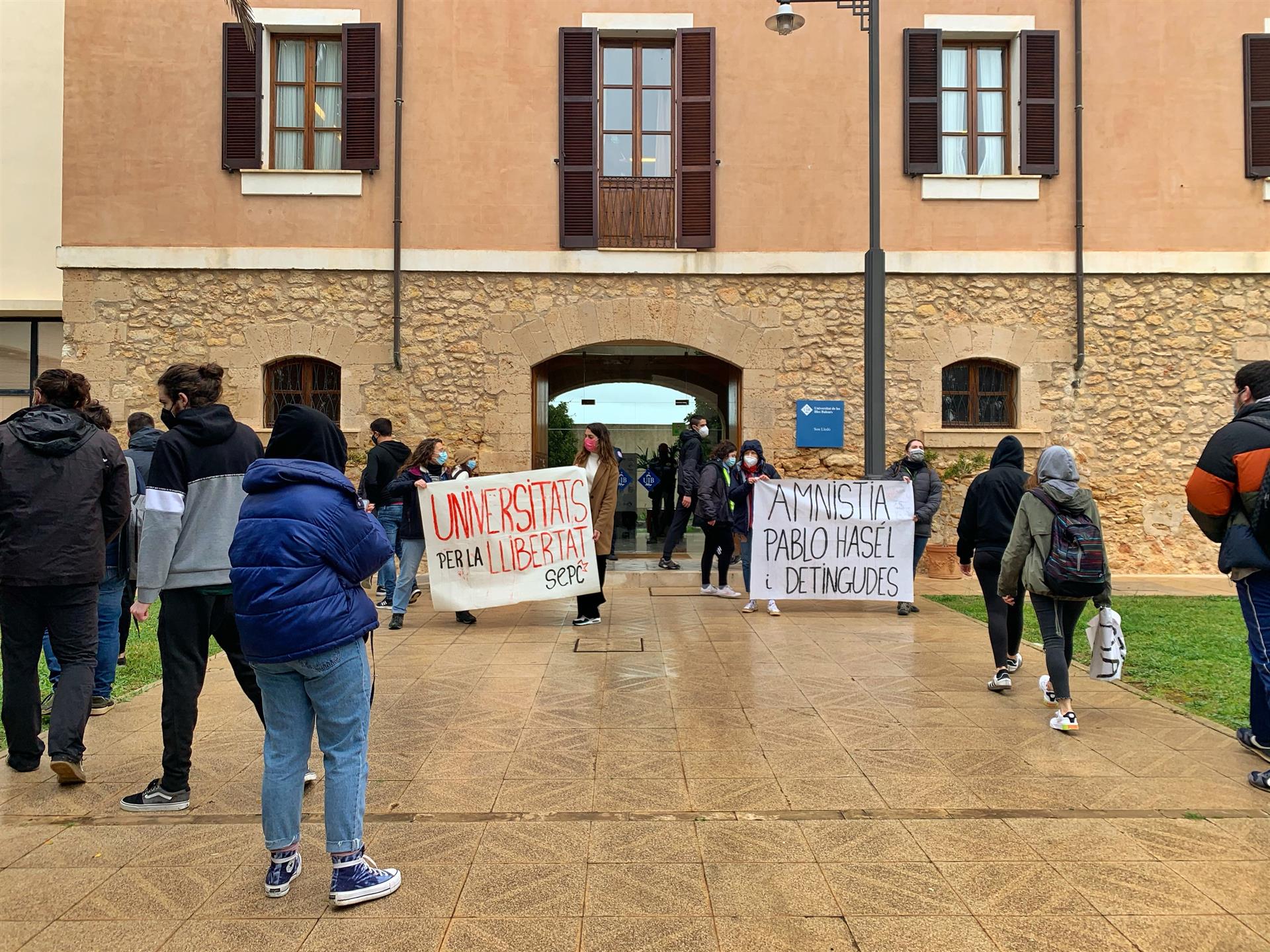 Una treintena de alumnos de la UIB se concentra ante el rectorado para pedir la absolución de Pablo Hasél Una treintena de alumnos de la UIB se concentra ante el rectorado para pedir la absolución de Pablo Hasél