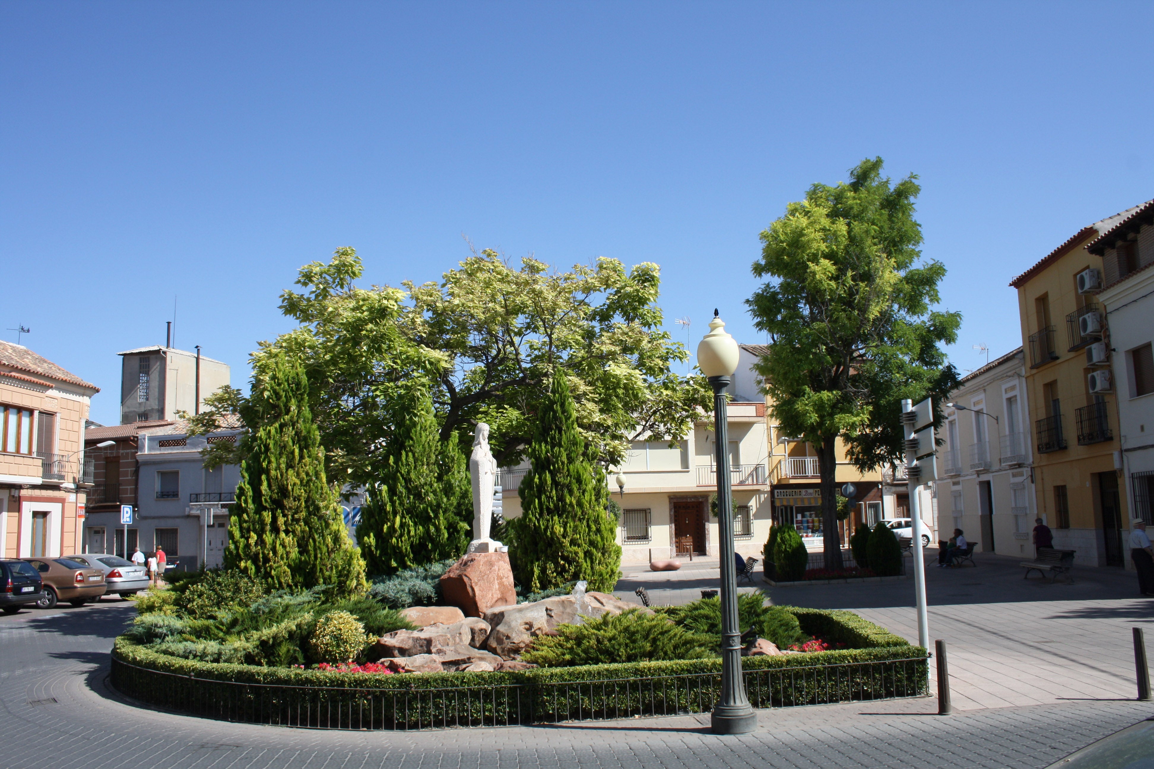 Corte de una de las calles más transitadas del centro de Alcázar desde la Plaza del Altozano Corte de una de las calles más transitadas del centro de Alcázar desde la Plaza del Altozano