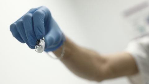 Un profesional sanitario sostiene una dosis de la vacuna contra la COVID-19 de Pfiezer en un Centro de Vacunación Un profesional sanitario sostiene una dosis de la vacuna contra la COVID-19 de Pfiezer en un Centro de Vacunación