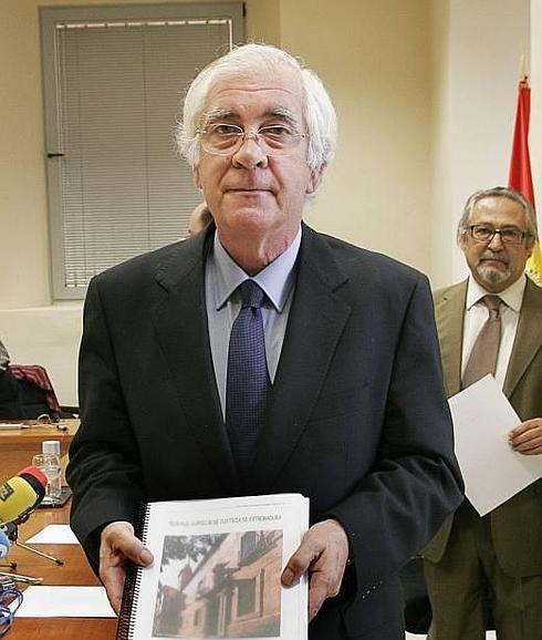 Fallece el pacense Julio Márquez de Prado, presidente del TSJEx entre enero de 2004 y enero de 2020 Fallece el pacense Julio Márquez de Prado, presidente del TSJEx entre enero de 2004 y enero de 2020