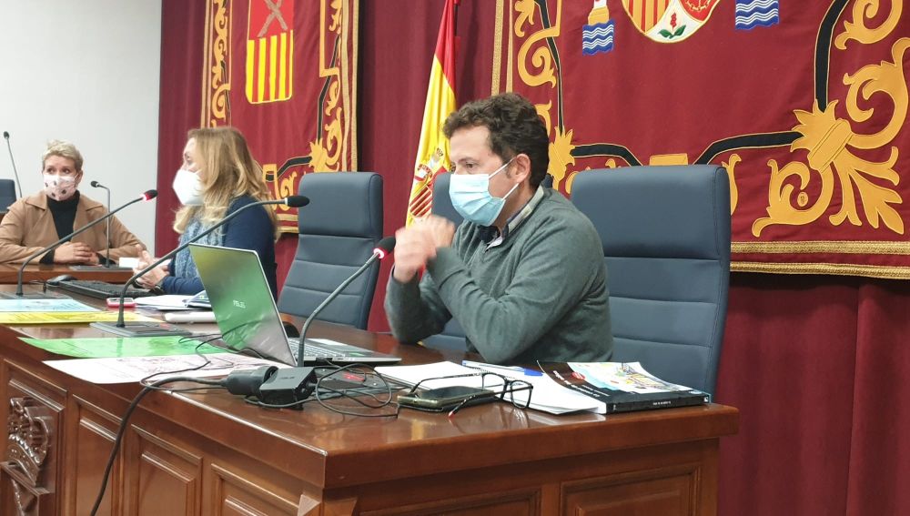 La Concejalía de Educación del Ayuntamiento de Almoradí realizó una formación para los equipos directivos de los cinco colegios de Primaria y docentes de 4º y 5º curso La Concejalía de Educación del Ayuntamiento de Almoradí realizó una formación para los equipos directivos de los cinco colegios de Primaria y docentes de 4º y 5º curso