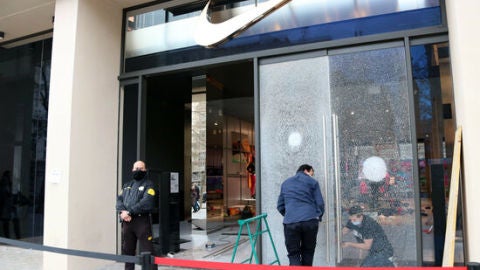  Els comerciants del Passeig de Gr&agrave;cia encara estan reparant els danys causats pels aldarulls. 