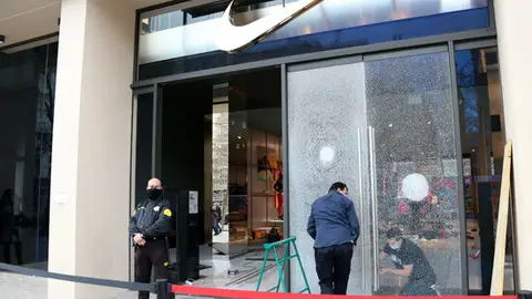 Els comerciants del Passeig de Gràcia encara estan reparant els danys causats pels aldarulls. Els comerciants del Passeig de Gràcia encara estan reparant els danys causats pels aldarulls.