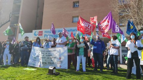 Concentraci&oacute;n ante el Hospital Pr&iacute;ncipe de Asturias