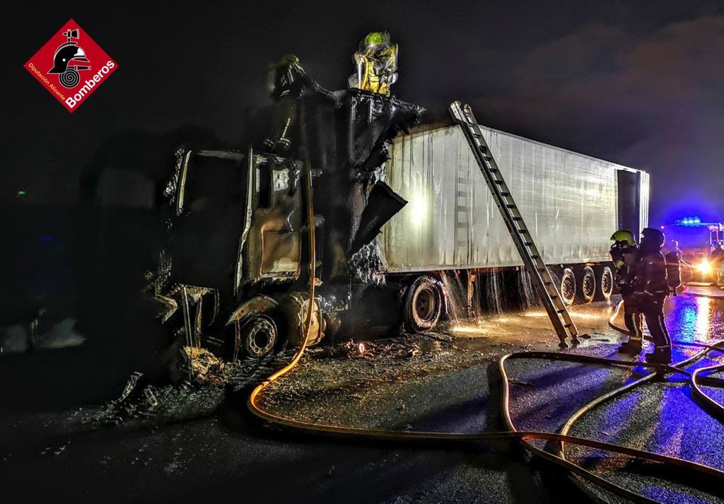 El incendio de un camión trailer obligó anoche a cortar la autovía A-70 en sentido Elche El incendio de un camión trailer obligó anoche a cortar la autovía A-70 en sentido Elche