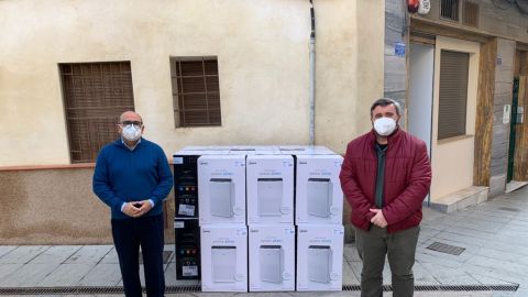 El alcalde de Crevillent y el concejal de Educaci&oacute;n junto a los purificadores de aire adquiridos.
