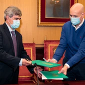 Firma del convenio entre el Rector de la Universidad de León y el alcalde. Firma del convenio entre el Rector de la Universidad de León y el alcalde.