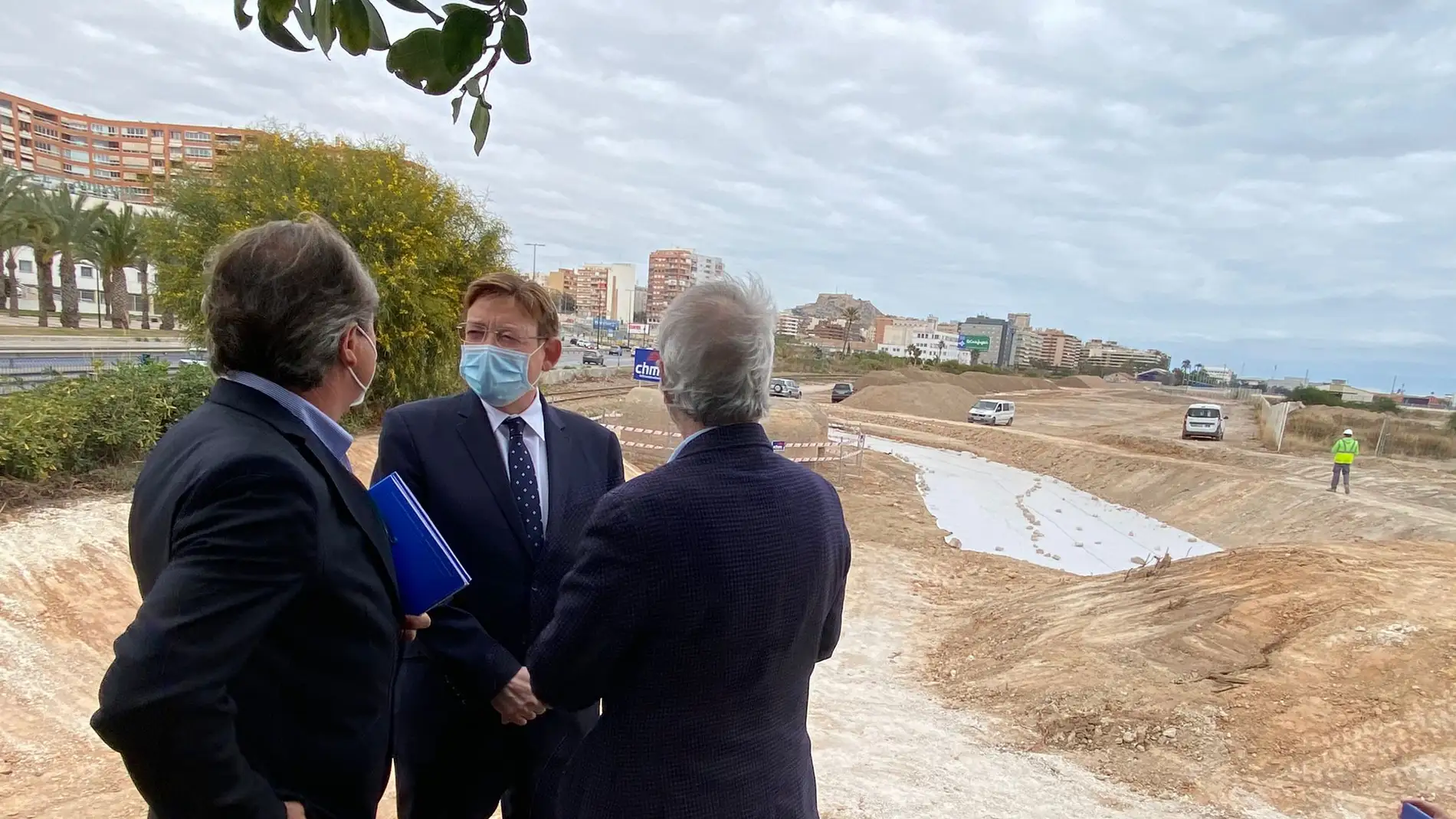 Puig visita las obras que se acometen en el puerto de Alicante
