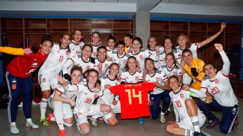 Las jugadoras de la selecci&oacute;n espa&ntilde;ola femenina celebran su clasificaci&oacute;n para la EURO 2022.