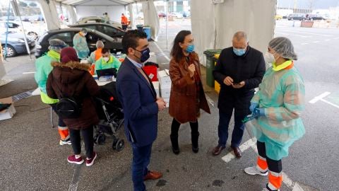 Personal sanitario y Delegado de la Xunta con la alcaldesa de Mar&iacute;n.