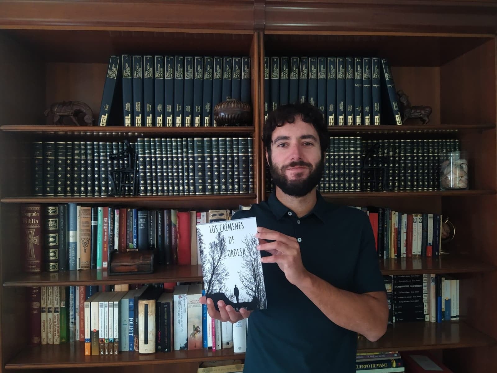 El alicantino Héctor Martínez recauda fondos para la investigación de la ELA con su libro 'Los crímenes de Ordesa' El alicantino Héctor Martínez recauda fondos para la investigación de la ELA con su libro 'Los crímenes de Ordesa'