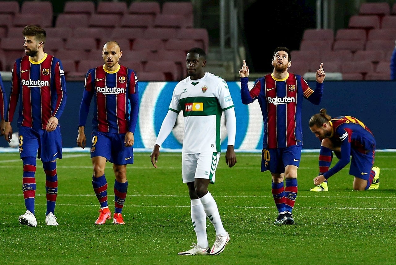 Messi desarma al Elche y mantiene vivo al Barcelona en la Liga Messi desarma al Elche y mantiene vivo al Barcelona en la Liga