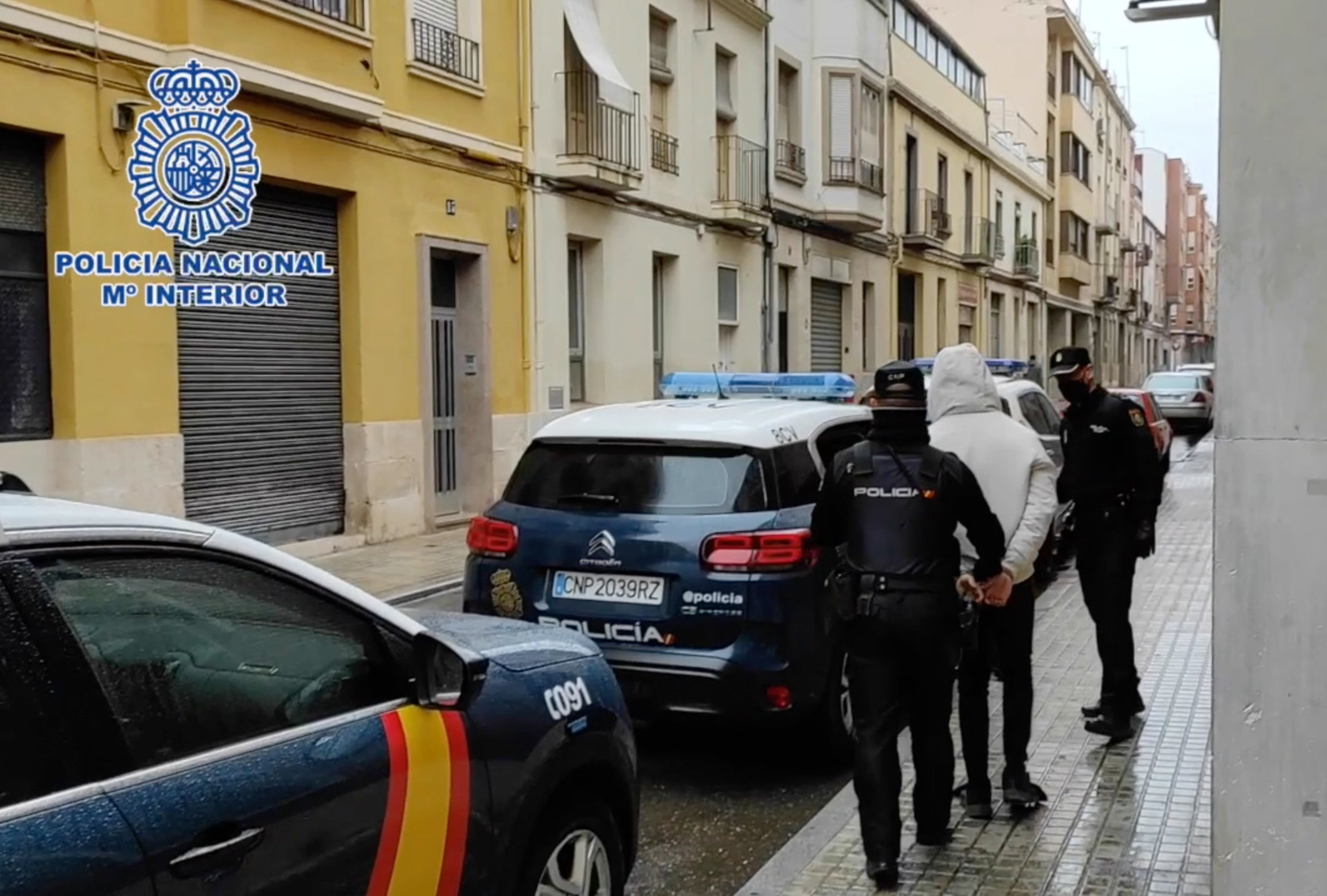 La Policía Nacional detiene a cuatro personas tras realizar un "vuelco" que acabó en una agresión con una katana La Policía Nacional detiene a cuatro personas tras realizar un "vuelco" que acabó en una agresión con una katana