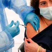Una mujer recibe una dosis de la vacuna contra el coronavirus