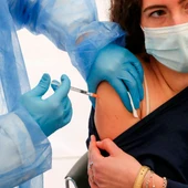 Una mujer recibe una dosis de la vacuna contra el coronavirus Una mujer recibe una dosis de la vacuna contra el coronavirus