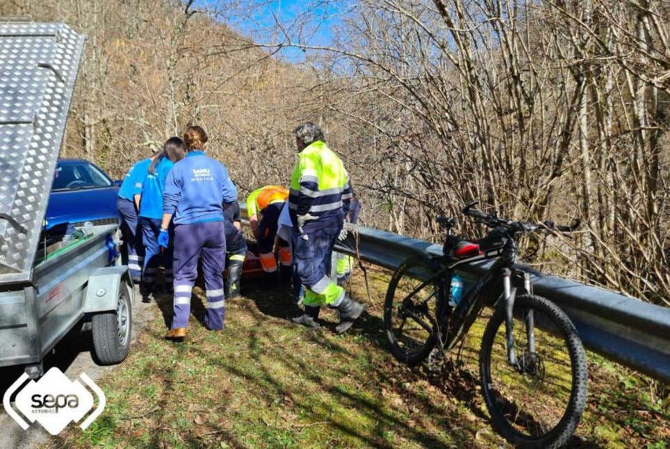 Herido un ciclista tras precipitarse por un desnivel de ocho metros en el concejo de Caso Herido un ciclista tras precipitarse por un desnivel de ocho metros en el concejo de Caso