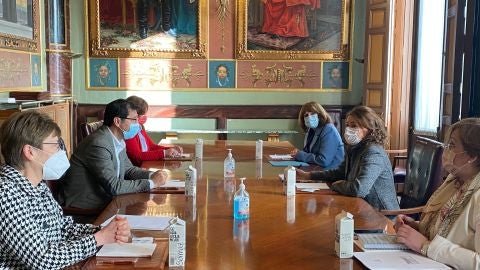 Reunión entre Aurelia Sánchez y José Manuel Caballero Reunión entre Aurelia Sánchez y José Manuel Caballero