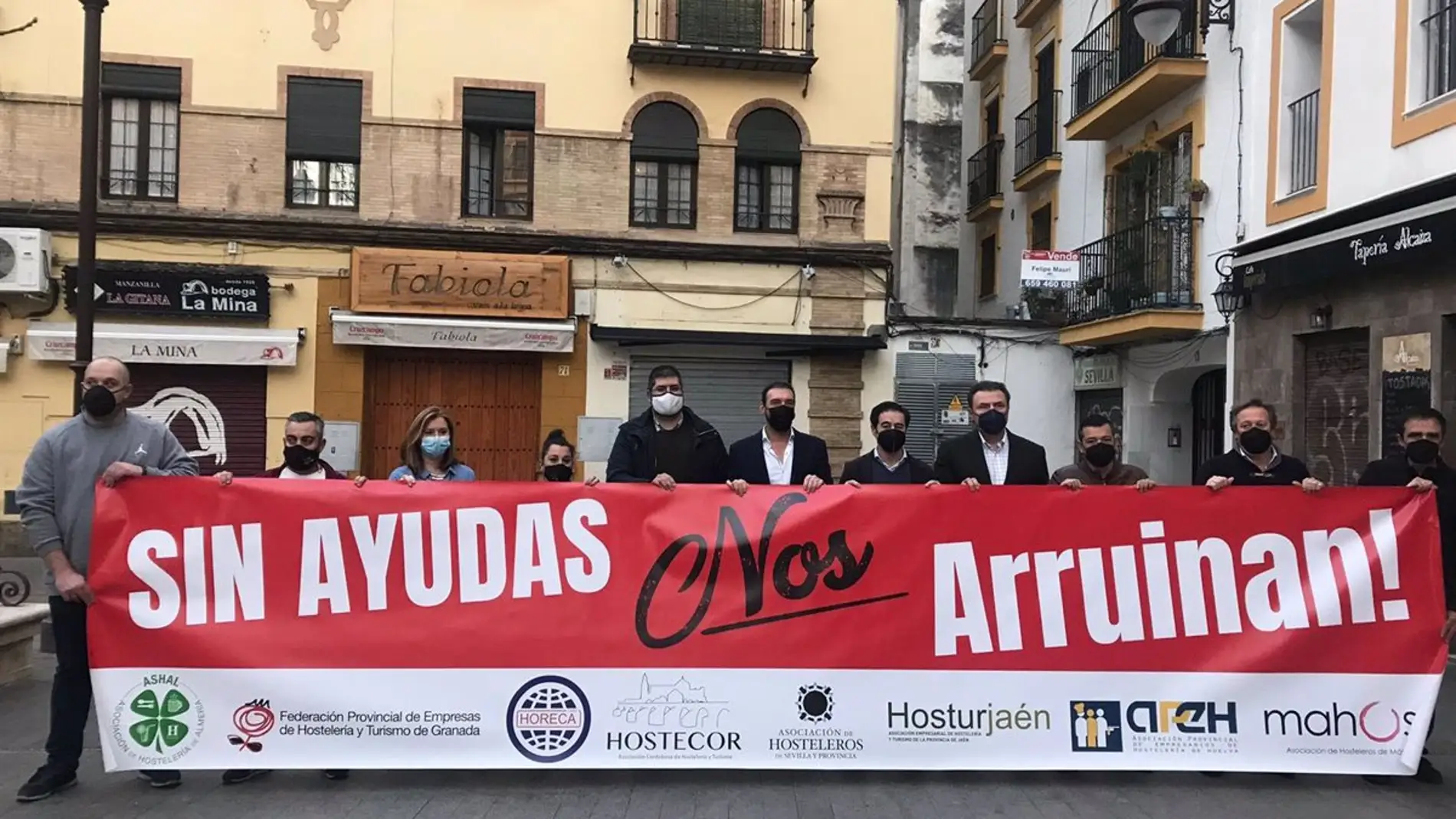 El Presidente de los hosteleros, Antonio Luque junto a sus compañeros en una protesta en Sevilla