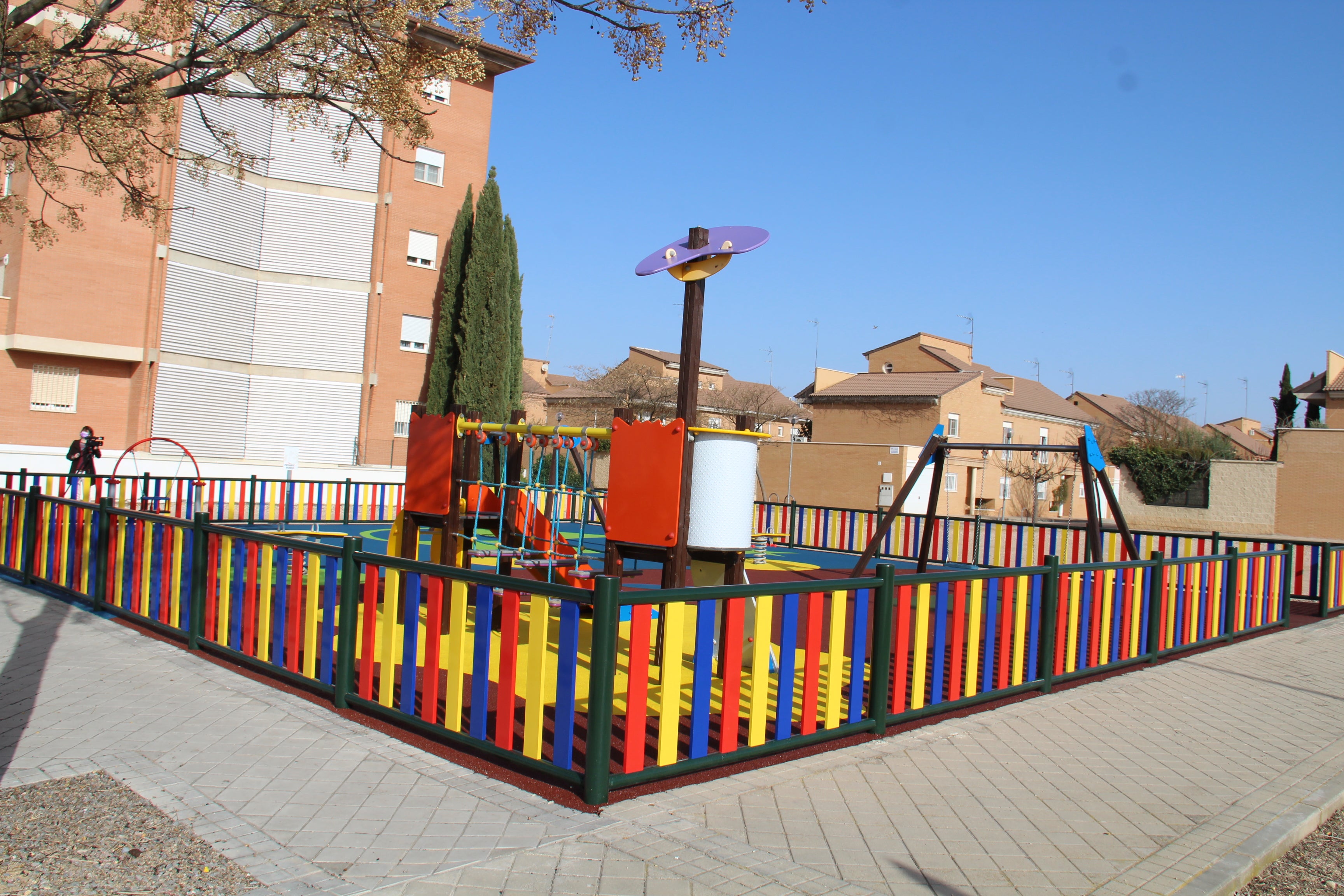 El ayuntamiento de Alcázar invierte 33.000 euros en la renovación del parque infantil de la calle Enebro El ayuntamiento de Alcázar invierte 33.000 euros en la renovación del parque infantil de la calle Enebro