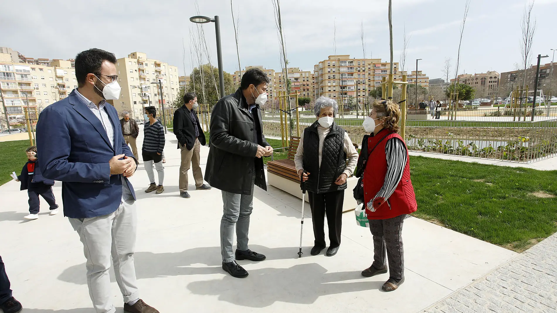 Adrián Santos Pérez y Luis Barcala con vecinos que visitan la plaza