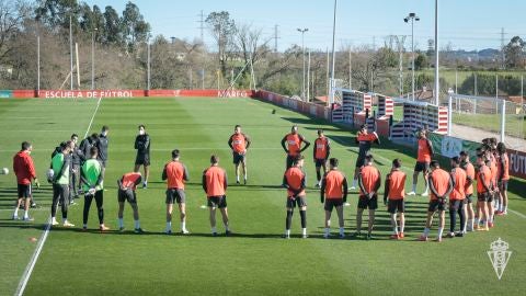Entrenamienro del Sporting de Gij&oacute;n en los campos de Mareo