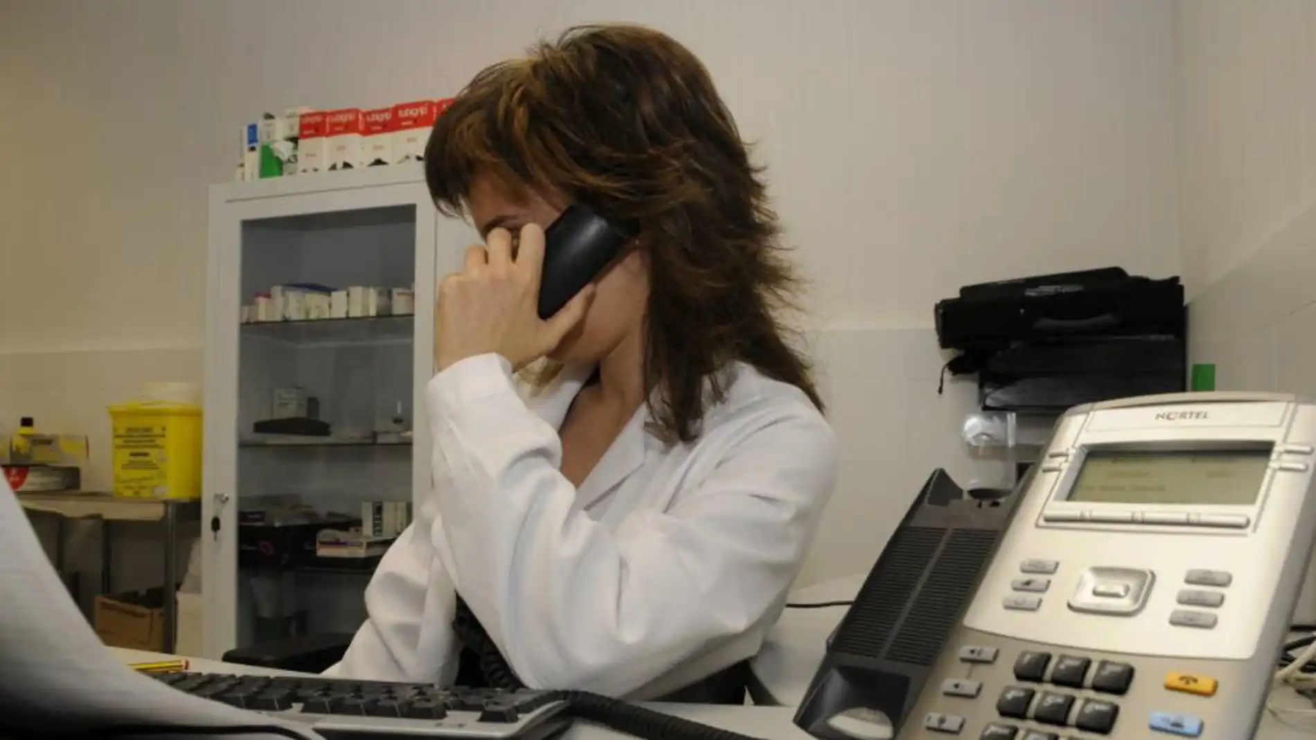 Una médico atiende por teléfono a un paciente