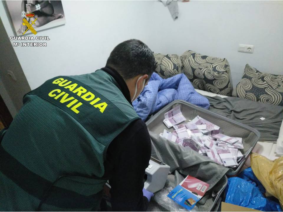 La Guardia Civil destapa una estafa de 50.000 euros con cuatro detenidos en Torrevieja La Guardia Civil destapa una estafa de 50.000 euros con cuatro detenidos en Torrevieja