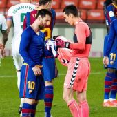 Edgar Badía y Messi intercambian sus camisetas