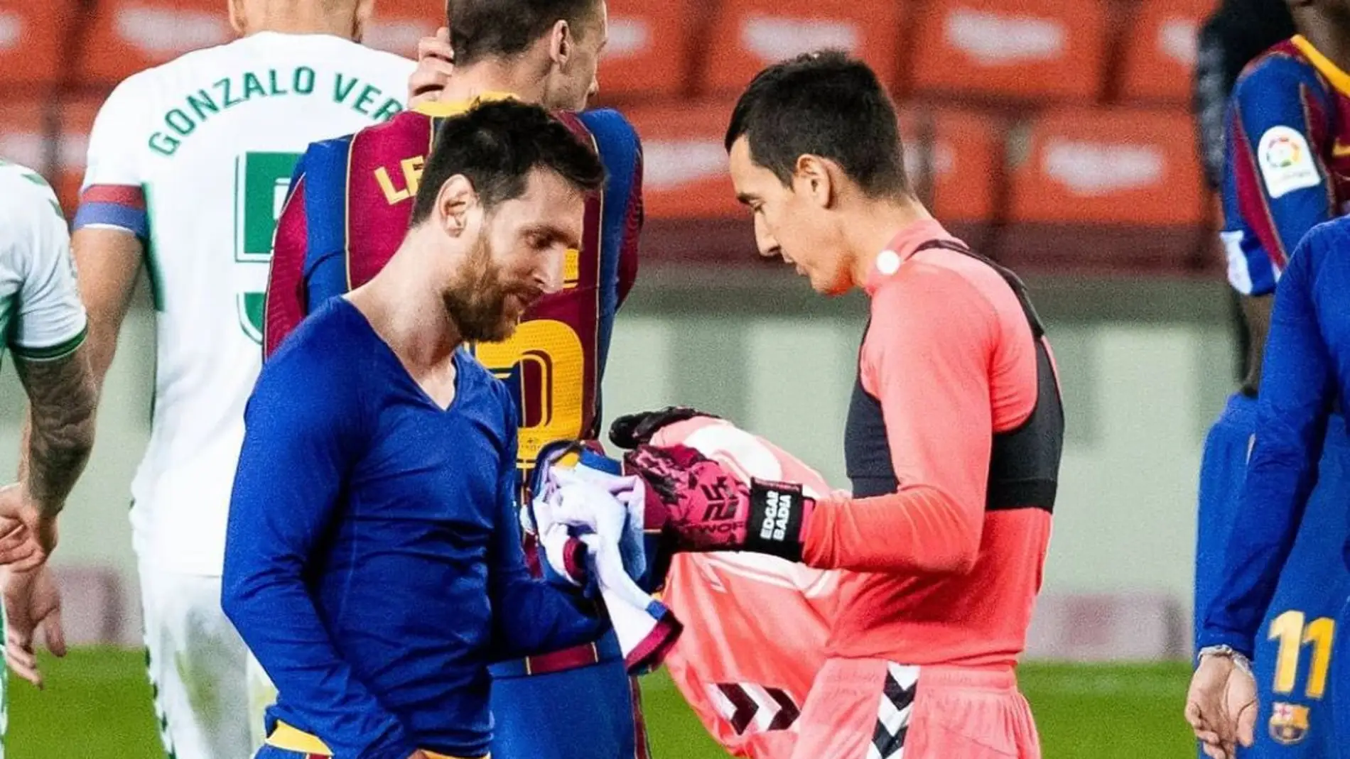Edgar Badía y Messi intercambian sus camisetas